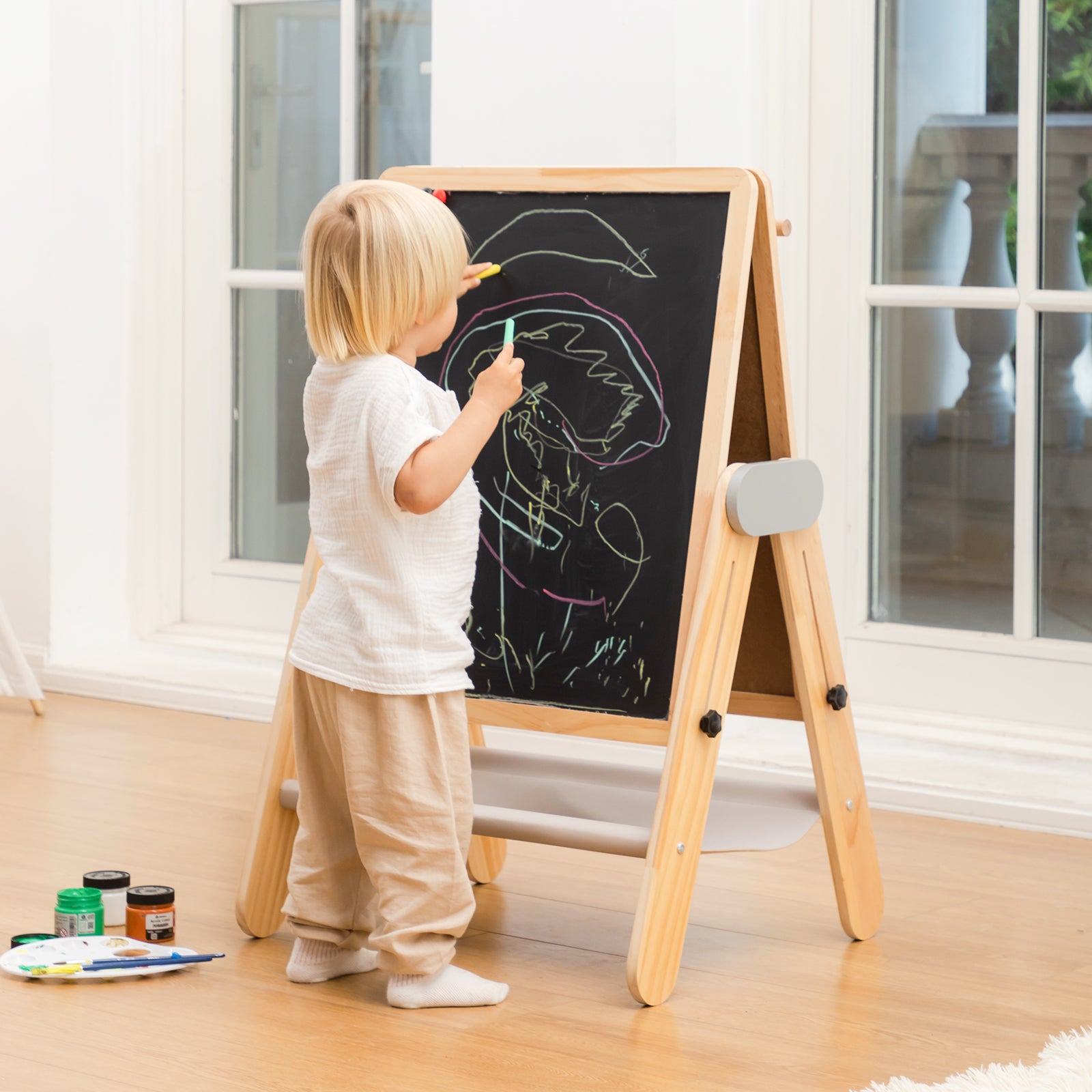 Child drawing on an art easel - Banasuper